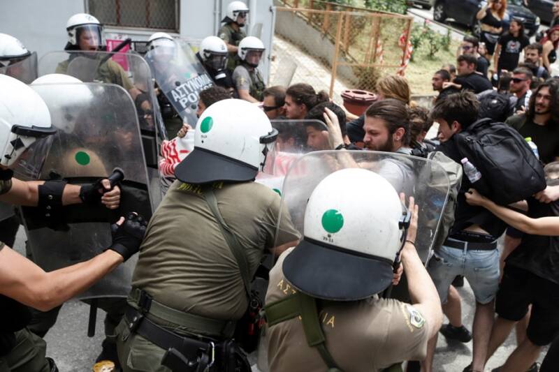  ΣΥΡΙΖΑ: Να πουν ποιοι είναι οι αστυνομικοί που ρίχνουν με ευθεία βολή κατά φοιτητών