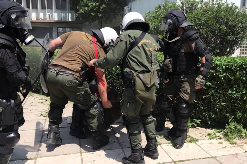  Πολιτική σύγκρουση για το ΑΠΘ – Επικρίσεις της αντιπολίτευσης για την παρουσία της Αστυνομίας – Άγρια επίθεση κατά διαδηλωτή (vid)