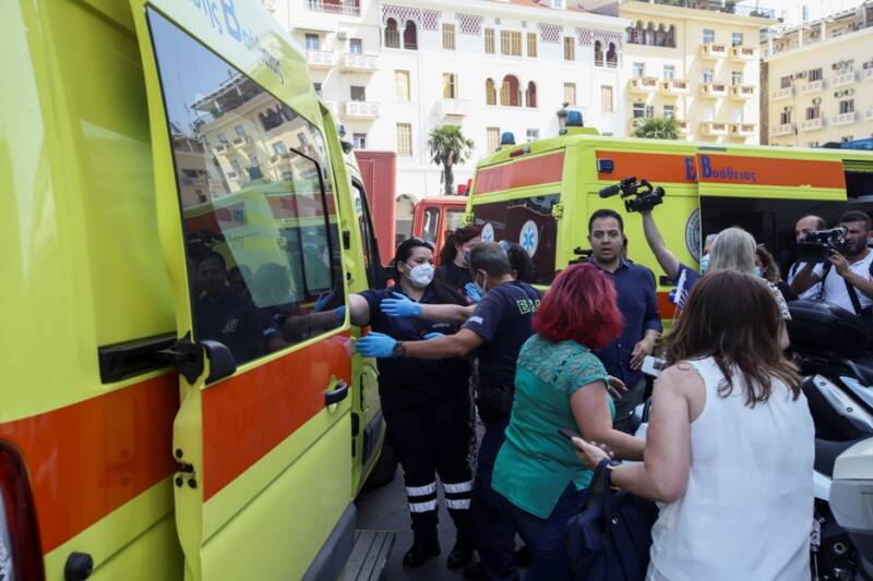  Τρόμος στην Θεσσαλονίκη – Μαμά κατεβαίνει κλαίγοντας από φλεγόμενο κτίριο με το παιδί της