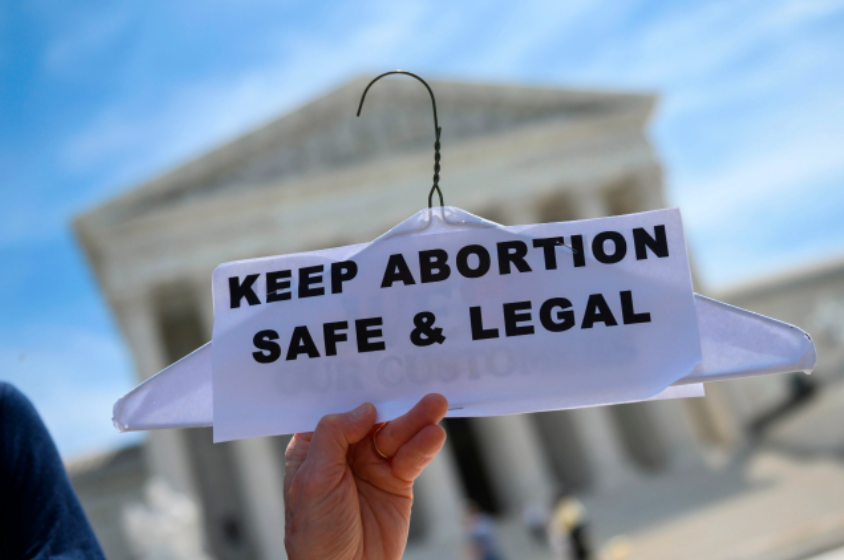  Η αποκάλυψη του Politico προκάλεσε “σεισμό” στις ΗΠΑ – Το Ανώτατο Δικαστήριο ακυρώνει την νομιμοποίηση των αμβλώσεων