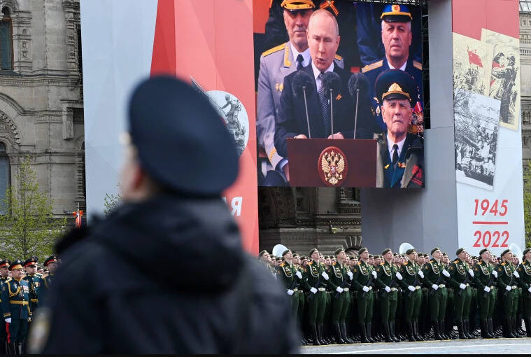  Ποιοι ανώτεροι διπλωμάτες ήταν στην Κόκκινη Πλατεία – Φορούσε όντως αλεξίσφαιρο γιλέκο ο Πούτιν;  – Ειρηνιστές χάκαραν ρωσικά κανάλια