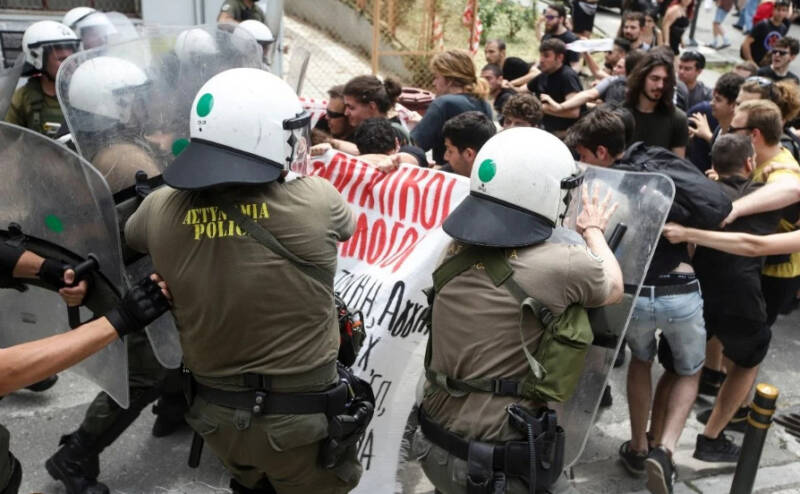  Ομαδικά πυρά της αντιπολίτευσης για τη στάση της αστυνομίας στο ΑΠΘ με τον τραυματισμό φοιτητή – Επίθεση ΝΔ σε ΣΥΡΙΖΑ