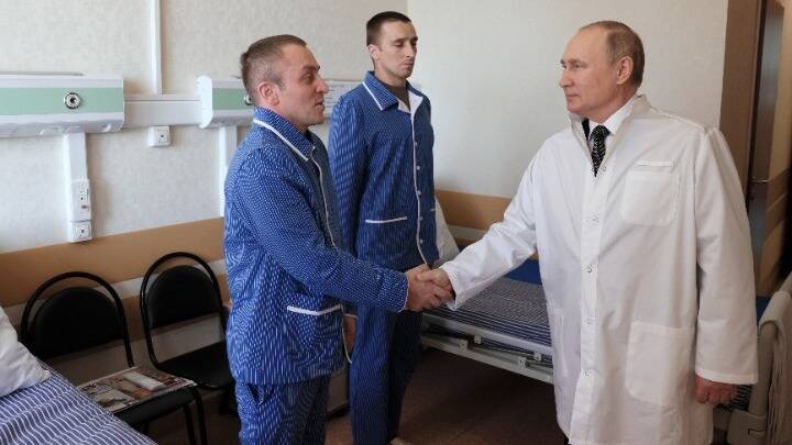  Ο Πούτιν επισκέφθηκε τραυματίες στρατιώτες στη Μόσχα