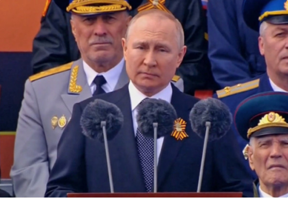  Πούτιν από την Κόκκινη Πλατεία: “Η Δύση ετοιμαζόταν να εισβάλει στη γη μας”