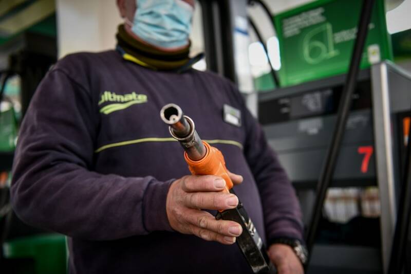  Σοκ – Στα 2,4 ευρώ η τιμή της βενζίνης – Ανακοινώσεις για διψήφιο πληθωρισμό – Διαρκείς ανατιμήσεις