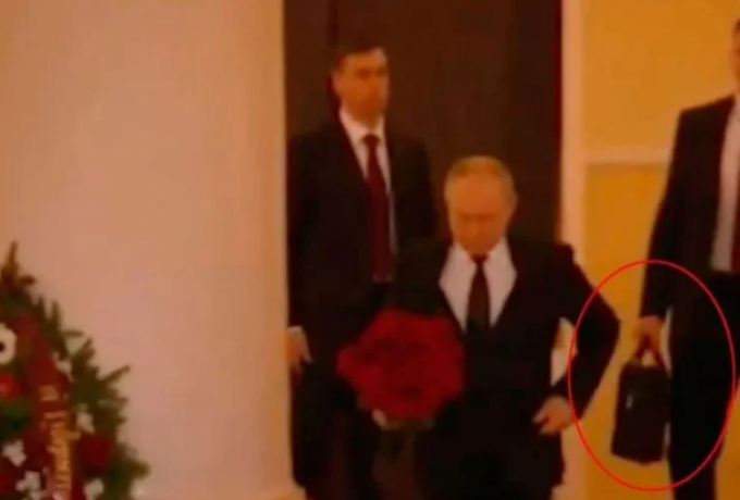  Χαροπαλεύει ο συνταγματάρχης που κουβαλούσε τη βαλίτσα του Πούτιν με τους πυρηνικούς κωδικούς