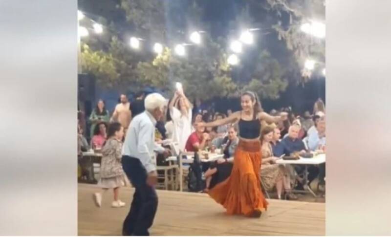  Viral: 89χρονος χόρεψε με την εγγονή του στη Σχοινούσα