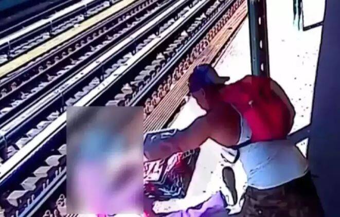  Μπρονξ: Άγνωστος άρπαξε 52χρονη και την πέταξε στις ράγες του μετρό (vid)