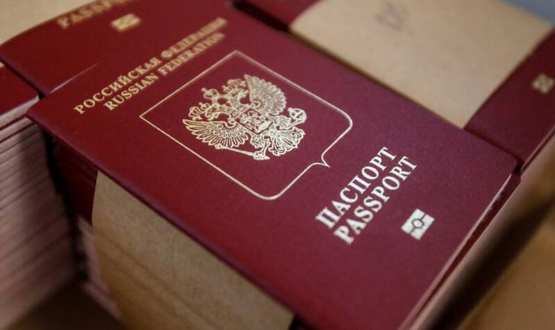  Ζαπορίζια: Οι Ρώσοι διανέμουν ρωσικά διαβατήρια στο τμήμα της πόλης που βρίσκεται υπό τον έλεγχο τους