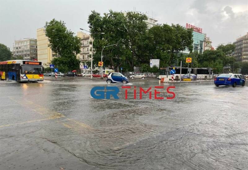  Ισχυρό μπουρίνι στη Θεσσαλονίκη – Χαλάζι και ποτάμια οι δρόμοι (vids)