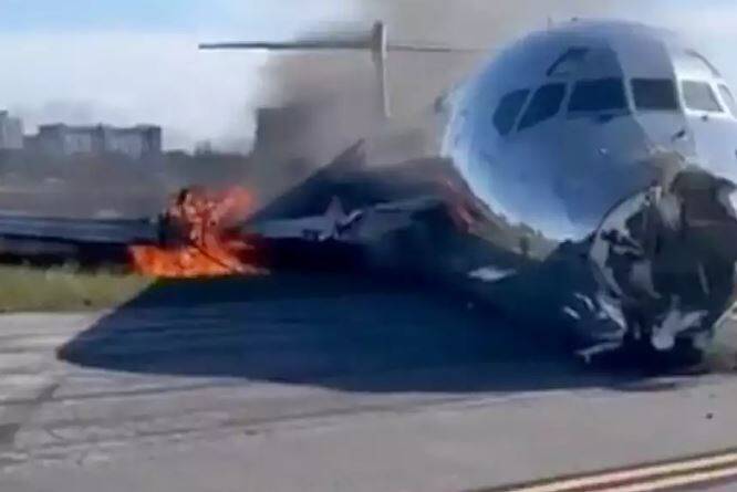  Προσγείωση τρόμου: Αεροπλάνο με 137 επιβαίνοντες έπιασε φωτιά (vids)