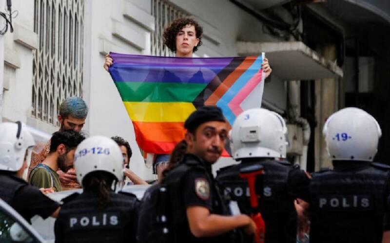  Δεκάδες συλλήψεις και άγριο ξύλο στο Pride της Κωνσταντινούπολης – Ήταν απαγορευμένη από τις αρχές (vid )