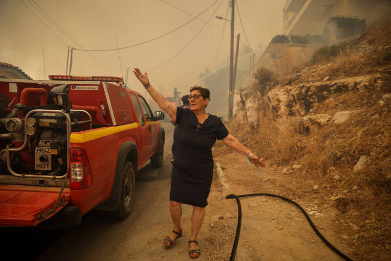  Φωτιά σε Γλυφάδα και Πανόραμα Βούλας: Συνεχείς αναζωπυρώσεις – Καίγονται  σπίτια (vid)
