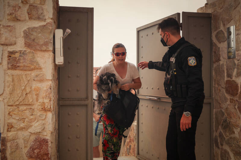  Φωτιά σε Γλυφάδα και Πανόραμα Βούλας: Η στιγμή της εκκένωσης (εικόνες, video)