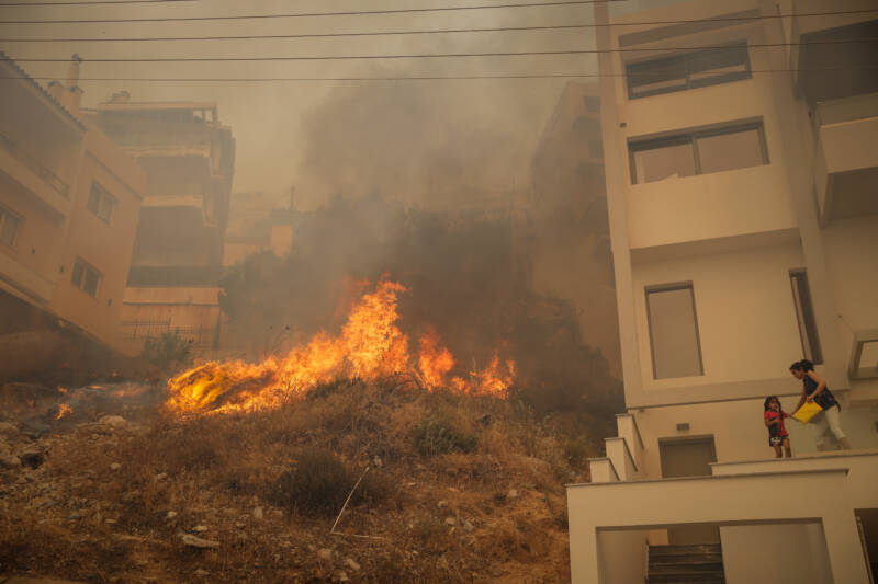  Φωτιά σε Πανόραμα – Βάρη: Νύχτα αγωνίας – Δύσκολο το έργο της κατάσβεσης (video-εικόνες)