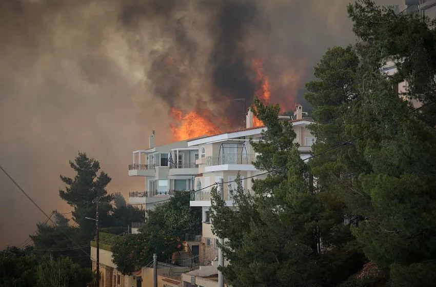  Φωτιά στα νότια προάστια: Άνοιξε σχολείο στη Βούλα για τη φιλοξενία των κατοίκων του Πανοράματος