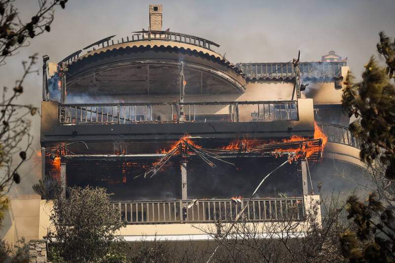  Φωτιά στο Πανόραμα Βούλας: Ολονύχτια μάχη για τον κίνδυνο αναζωπυρώσεων – Επέστρεψαν οι κάτοικοι – Ενισχύσεις από την υπόλοιπη Ελλάδα (video)