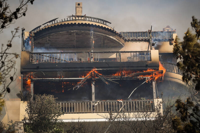  Πυρκαγιά-Πανόραμα Βούλας: Πυροσβέστης μεταφέρεται στο νοσοκομείο με αναπνευστικά προβλήματα (video)