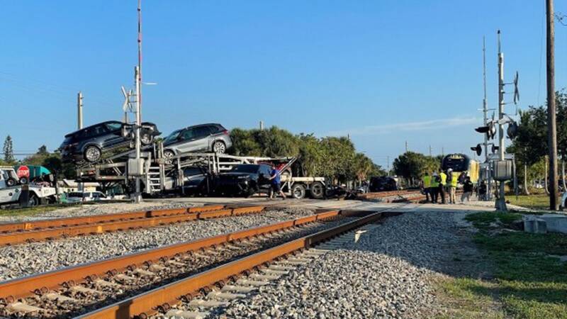  Τραίνο, διαλύει νταλίκα μεταφοράς πολυτελών αυτοκινήτων στις ΗΠΑ ( vid )