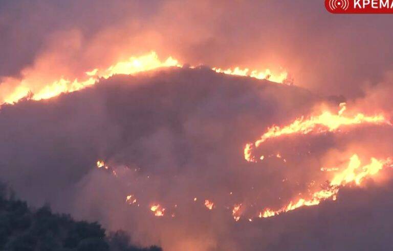  Καίγεται ξανά η Εύβοια: Εκκενώθηκε το χωριό Κρεμαστό – Δύσκολη νύχτα- Οι πυροσβέστες δίνουν μάχη για να μην περάσει η φωτιά σε κατοικημένες περιοχές (vid)