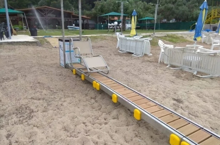  Αίγιο: Ξήλωσαν ράμπα ΑμεΑ από την παραλία για να βάλουν ξαπλώστρες