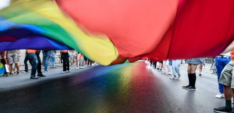  “Άνευ όρων”- Ηχηρό μήνυμα για ισότητα παντού στο Athens Pride από χιλιάδες άτομα (εικόνες)
