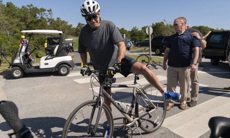  Βίντεο με το ατύχημα του Αμερικανού προέδρου – Πώς ο Μπάϊντεν έπεσε από το ακινητοποιημένο του ποδήλατο