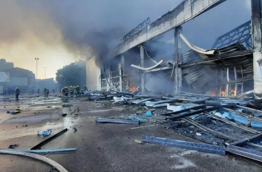  Ουκρανία: Η στιγμή που οι ρωσικοί πύραυλοι “χτυπούν” το εμπορικό κέντρο στο Κρεμεντσούκ