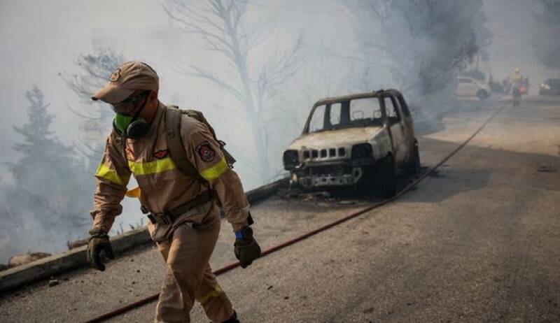  Κυκλοφοριακές ρυθμίσεις από την ΕΛΑΣ, λόγω πυρκαγιών στα νότια προάστια: πού έχει διακοπεί η κυκλοφορία
