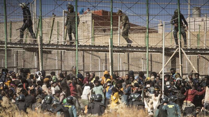  Φρίκη στα σύνορα της Ισπανίας με το Μαρόκο – Απάνθρωπη στάση της Μαροκινής αστυνομίας -Τουλάχιστον 23 νεκροί μετανάστες (vid )