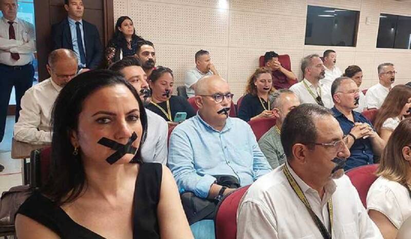  Τουρκοκύπριοι δημοσιογράφοι με μονωτική ταινία στο στόμα – Διαμαρτύρονται για όργιο λογοκρισίας από το ” ψευδοκράτος ”