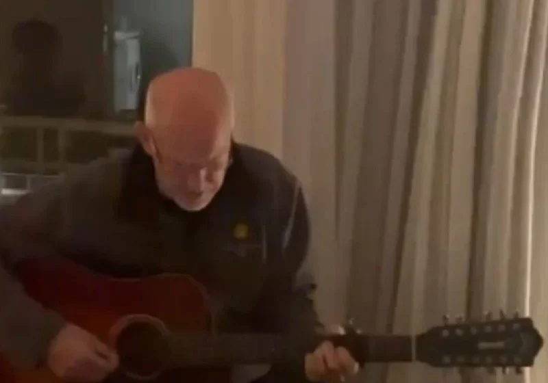  Ο Παπανδρέου παίζει στην κιθάρα και τραγουδάει το «Καλημέρα Ήλιε» στη μητέρα του (vid)