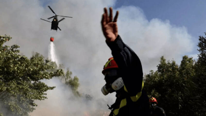  Στα διεθνή ΜΜΕ η φωτιά στη Βούλα – Φωτογραφίες από το Reuters