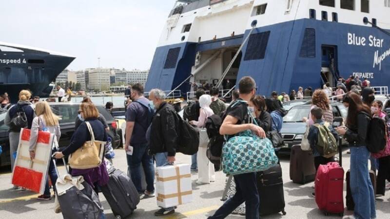 Πειραιάς: Αυξημένη  κίνηση λόγω  τριημέρου. Χθες μόνο από το λιμάνι , αναχώρησαν 20.637 επιβάτες