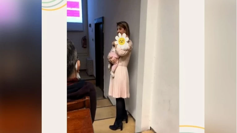  ΑΠΘ: Το ισχυρό μήνυμα για τις γυναίκες που αγωνίζονται  – Λέκτορας πήρε αγκαλιά το μωρό φοιτήτριας εν ώρα μαθήματος (vid)