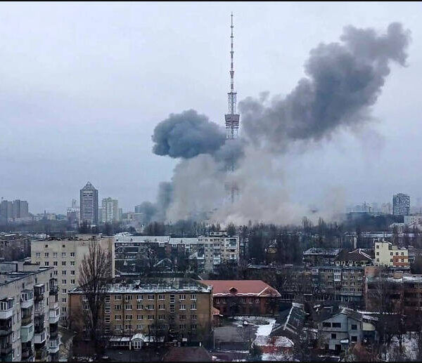 Ρωσικοί πύραυλοι έπληξαν πολυκατοικίες στο κέντρο του Κιέβου