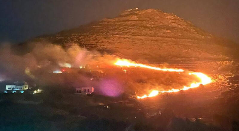  Πάρος: Βελτιωμένη η εικόνα στη μεγάλη φωτιά – Σώθηκε το μοναστήρι του Αγίου Αντωνίου