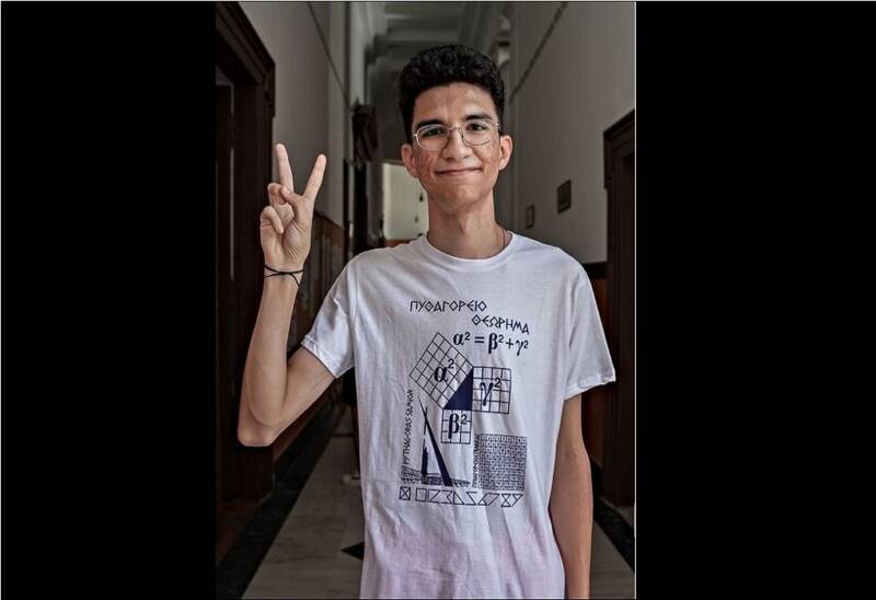  Κούρος: Ο 18χρονος μετανάστης από το Ιράν που διέπρεψε στις Πανελλαδικές – Από τη “ζούγκλα” της Μόριας στους αριστούχους