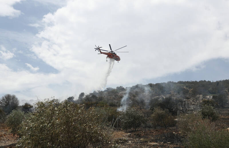  Υπό έλεγχο η φωτιά στην Αρτέμιδα – Έφτασαν κοντά στα σπίτια οι φλόγες (vid)