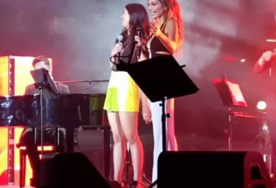  Η Βανδή έκανε ντουέτο με την κόρη της στο Κατράκειο –  (vid)