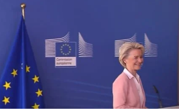  Το βλέμμα της Φον Ντερ Λάιεν για τον Σάντσεθ που κάνει το γύρο του διαδικτύου