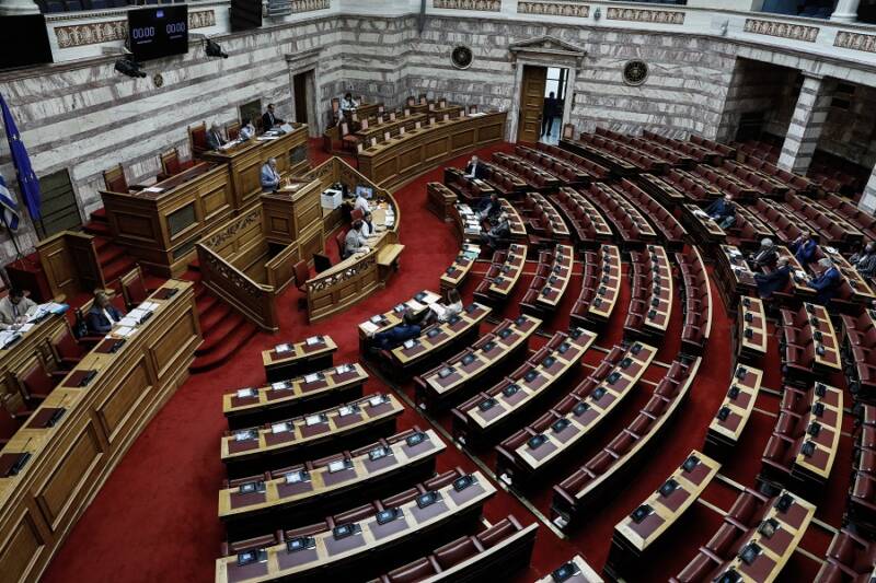  Μπαράζ νομοσχέδιων λίγο πριν κλείσει η Βουλή – Ποιο “κλειδώνει” τις πρόωρες εκλογές