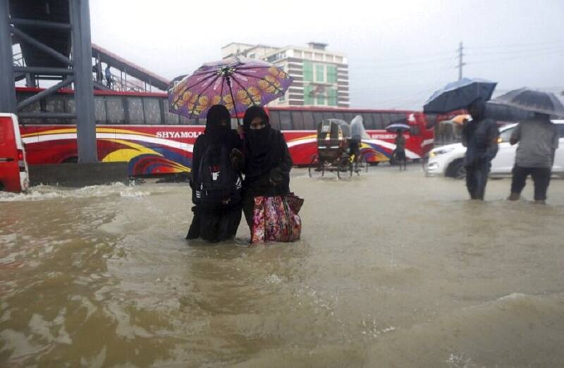  Φονικές πλημμύρες στο Μπαγκλαντές: Τουλάχιστον 25 οι νεκροί –  4 εκ. εγκλωβισμένοι