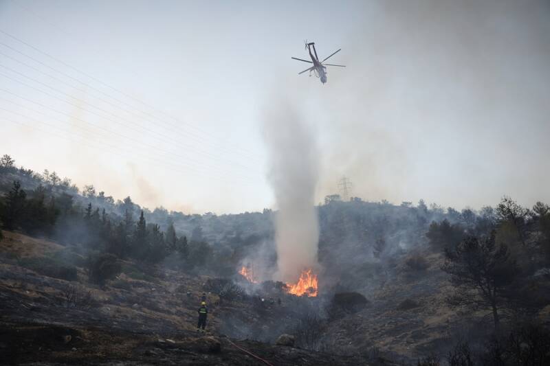  Σε ύφεση η φωτιά στην Άνω Βούλα – Ολονύχτια μάχη με τις φλόγες – Ξεκίνησαν οι ρίψεις από εναέρια μέσα – Σε επιφυλακή η πυροσβεστική