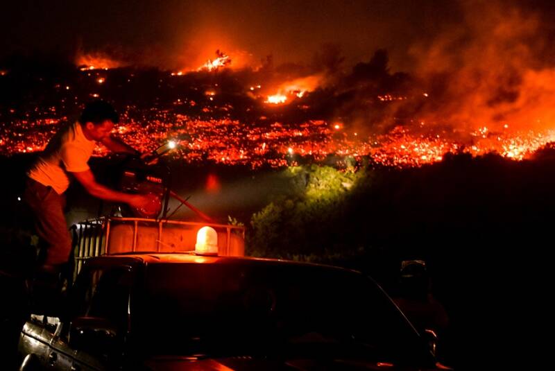  Φωτιά στη Πεντέλη: Οι φλόγες στη λεωφόρο Μαραθώνος – Εκκενώνονται Πανόραμα Παλλήνης και Βούλα Πικερμίου