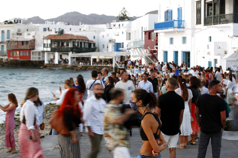  ”Βουλιάζουν τα νησιά των Κυκλάδων” – Sold out ο Αύγουστος – Κοσμοσυρροή στο λιμάνι του Πειραιά