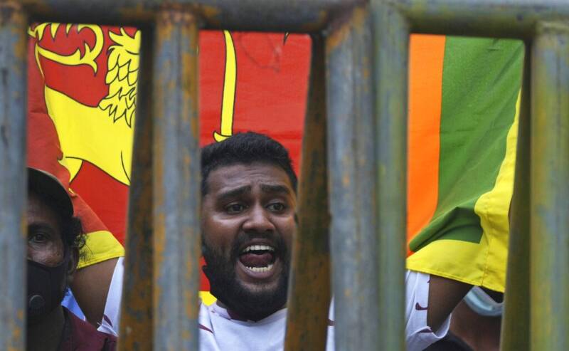  Σρι Λάνκα: Η χώρα σε κατάσταση έκτακτης ανάγκης- Διέφυγε στις Μαλδίβες ο πρόεδρος Ρατζαπάκσα- Χιλιάδες διαδηλωτές έχουν καταλάβει δημόσια κτίρια στο Κολόμπο