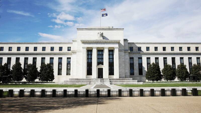  FED: Άφησε αμετάβλητα τα επιτόκια χωρίς να βλέπει πρόοδο στη μάχη κατά του πληθωρισμού