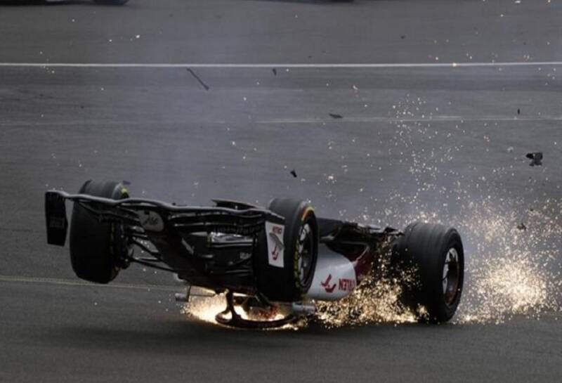  Formula 1: Σοκαριστικό ατύχημα – Γύρισε ανάποδα η Alfa Romeo του Ζου (vid )