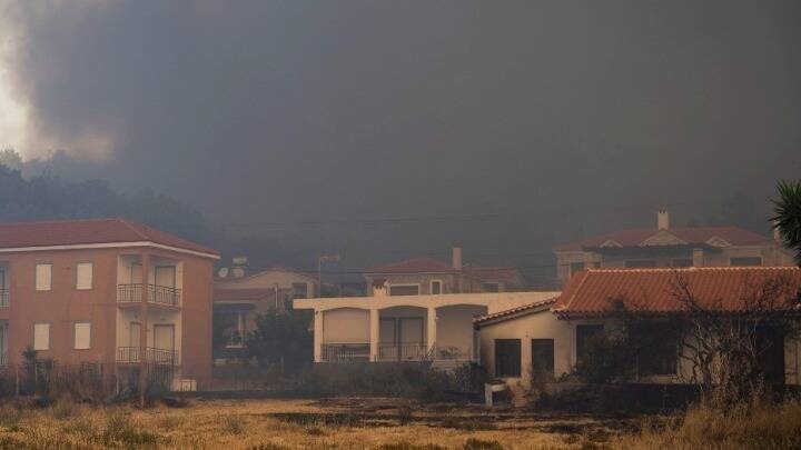  Αναζωπύρωση της πυρκαγιάς στη Λέσβο με την ενίσχυση των ανέμων